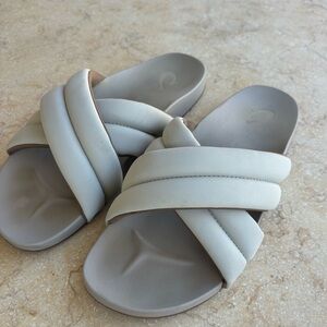 Olukai puffy Grey and white sandals